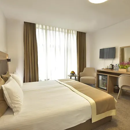 Evelin Deluxe House 招待所 4*