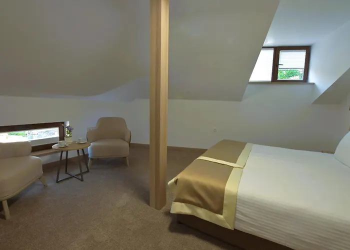 Evelin Deluxe House 招待所 4*