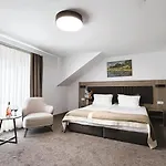Gasthuis Evelin Deluxe House 4*