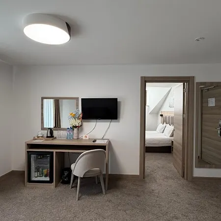 Πανσιόν Evelin Deluxe House 4*