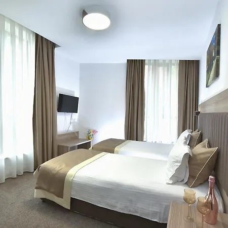 Πανσιόν Evelin Deluxe House 4*