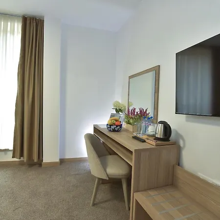 Πανσιόν Evelin Deluxe House 4*