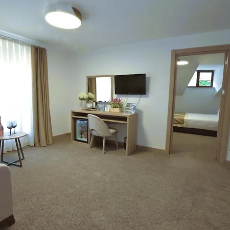 Πανσιόν Evelin Deluxe House 4*